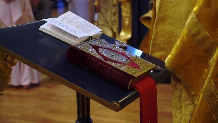 전통 손 기독교 종교 결혼 십자가 실내 내부 책 교회 믿음 성경 기도 예수 의식 황금 성자 성직자 심볼 연습 묘사 서비스 신성 덩어리 교황 성찬식 성체 신앙심 MOV 해외동영상 클립영상 감정 종교용품 종교건축 이벤트 건물 신체부위 신_종교 동영상 파일형식