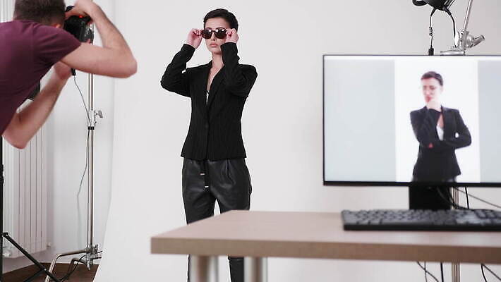 백인 모델 직업 응시 옷 여자 포즈 백그라운드 우산 비즈니스 직장 실내 창조 사람 정장 성인 빛 선글라스 유행 카메라 디지털 모니터 사진촬영 장비 램프 업무 우아함 발사 사진사 스타일 4K MOV 해외동영상 클립영상 서양인 시선 안경 컨셉 회사 조명 내부 전자제품 컴퓨터 촬영 작업 작가 동영상 파일형식