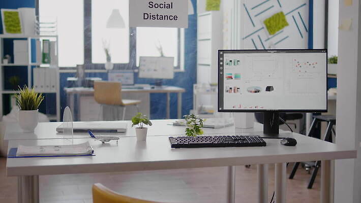 회사 비즈니스 거리 직장 자물쇠 건강 안전 사람없음 내부 경제 컴퓨터 사무실 우주 환경 모니터 업무 바이러스 질병 책상 예방 상업 감염 고립 소셜 위기 전염병 코로나바이러스 비어있는 4K 락다운 MOV 해외동영상 클립영상 가구 의학 전자제품 작업 동영상 파일형식