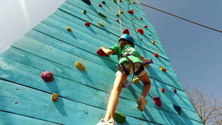 라이프스타일 손 어린이 밧줄 벽 스포츠 모션 사람 성인 세로 운동 힘 장비 체육관 오르기 인공 클라이밍 4K MOV 해외동영상 클립영상 줄 건강 생활 신체부위 등반 동영상 파일형식