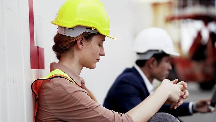 직업 라이프스타일 산업 얼굴 유니폼 비즈니스 공장 노동자 스트레스 건강 가면 안전 사람 앉기 두명 건물 파란색 장비 화물 업무 엔지니어 보호 감독 헬멧 컨테이너 땅 실업자 실업 창고 확인 예방 짐차 공학 건축업자 고용 로딩 수입 우울증 전염병 4K MP4 해외동영상 클립영상 건축물 옷 교육 건축 컬러 컨셉 공업 모션 자동차 생활 신체부위 구직 운송업 작업 기술자 질병 보호장비 동영상 채용 파일형식