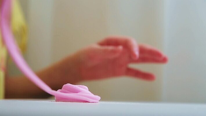 손 행복 어린이 분홍색 놀이 휴식 파스타 실험 소년 취미 컬러풀 게임 흰색 잡기 바이러스 달콤 불기 흰배경 덮기 늘이기 라텍스 어려움 짜기 MOV 해외동영상 클립영상 남자 감정 컬러 백그라운드 컨셉 모션 서양음식 사람 신체부위 맛 동영상 파일형식