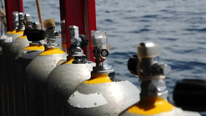 주간 스포츠 바다 섬 여행 태국 휴가 항해 취미 사람없음 물 파란색 맑음 장비 탐험 보트 잠수부 휴양지 다이빙 함선 탱크 수납 기어 산소 깊이 봉인 실린더 압력 압축 철강 4K MP4 해외동영상 클립영상 자연요소 아시아 컬러 배_교통 날씨 수영 장소 원소 전문직 동영상 수중스포츠 파일형식