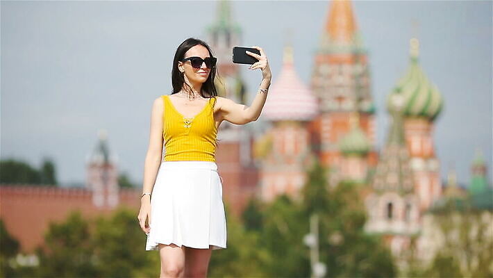 백인 학생 라이프스타일 행복 음료 여행 건축양식 통신 모바일 휴가 한명 미소 사람 풍경 성인 야외 노트북 스마트폰 핸드폰 도시풍경 여행객 도시 업무 비즈니스우먼 역사 셀프카메라 모험가 경영자 정사각형 러시아 방문 타운 단절 랜드마크 모스크바 크렘린궁전 MOV 해외동영상 클립영상 도형 서양인 1 여자 건축 감정 유럽 비즈니스 표정 생활 전자제품 스마트기기 사진촬영 궁전 작업 직장인 리더 동영상 크렘린 파일형식