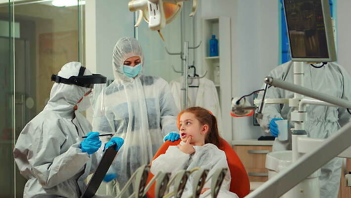 어린이 엄마 건강 치과 병원 작업복 말하기 대화 가면 장비 시험 간호사 의사 바이러스 치아 보호장비 치과의사 예방 약속 방문 문제 틀니 서류판 설문지 치아교정 치통 코로나바이러스 뉴노멀 4K 구강학 MOV 해외동영상 클립영상 옷 교육 의학 가족 모션 사람 경제 사무용품 의료진 소화기관 질병 교정 동영상 파일형식