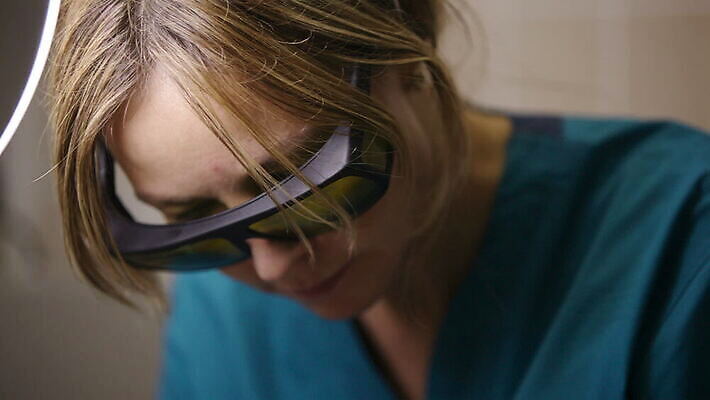 직업 여자 고글 병원 사람 성인 뷰티 약 건강관리 스파 화장품 환자 의사 주름 보호 미용사 청소 집중 피부 피부관리 상쾌 스킨케어 외과 테라피 순서 돌봄 MOV 해외동영상 클립영상 감정 컨셉 의학 모션 건강 관리 신체부위 의료진 동영상 파일형식