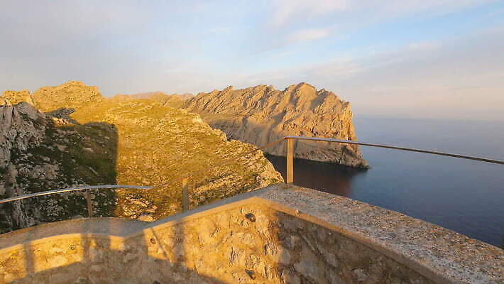 도로 길 여행 자연 날씨 풍경 사람없음 야외 물 관광지 일몰 암석 경계선 전원 스페인 단계 철책 패닝샷 결석 남유럽 4K MOV 해외동영상 클립영상 자연요소 유럽 선 교통시설 촬영기법 노을 돌_바위 전기에너지 경계 생태계 동영상 파일형식