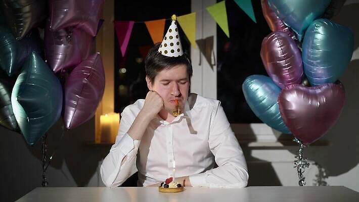 백인 1 라이프스타일 기념일 남자 감정 얼굴 휴가 불꽃 디저트 주택 기념 실내 한명 사람 앉기 성인 파티 케이크 축제 슬픔 축하 생일 고독 지루함 싱글 나쁜 심각 우울감 우울증 캡모자 혼자 4K MOV 해외동영상 클립영상 서양인 모자_잡화 음식 컨셉 모션 불 이벤트 내부 건물 생활 신체부위 질병 동영상 파일형식