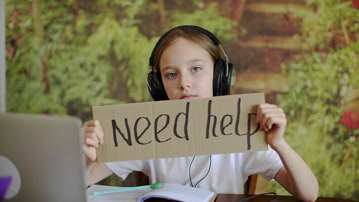 백인 1 학생 손 응시 여자 교육 얼굴 어린이 음악 이어폰 학교 스트레스 관리 한명 사람 10대 알약 헤드폰 희망 슬픔 표현 잡기 좌절 고독 질문 싱글 문제 보여주기 판지 요청 고립 헬프 레터링 필요 4K MOV 해외동영상 클립영상 서양인 시선 감정 음향기기 컨셉 모션 청소년 문화예술 신체부위 약 도움 동영상 파일형식