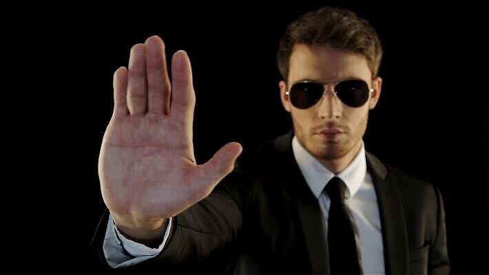 백인 모델 1 손 응시 남자 얼굴 백그라운드 컨셉 회사 성공 손바닥 경고 한명 서기 사람 정장 손짓 성인 청춘 머리 검은색 분노 흰색 표현 오픈 자신감 보호 위험 심볼 사인 보안 팔 경호원 고립 그만 혼자 MP4 해외동영상 클립영상 서양인 직업 시선 옷 감정 컬러 비즈니스 모션 안전 신체부위 동영상 파일형식