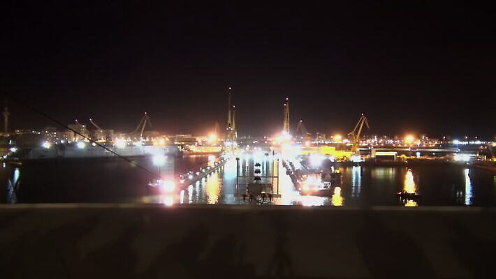 유럽 산업 바다 여행 건축양식 공장 하늘 휴가 풍경 사람없음 야외 가로 물 빛 반사 탑 어둠 힘 황혼 에너지 화물 도시 오염 스페인 기름 야간 저녁 크루즈 컨테이너 파이프 연료 가스 포트 빛망울 수입 스페인어 파이프라인 세관 MOV 해외동영상 클립영상 자연요소 건축물 건축 나라 음식 배_교통 공업 일몰 운송업 파이프_관 동영상 파일형식 관세청