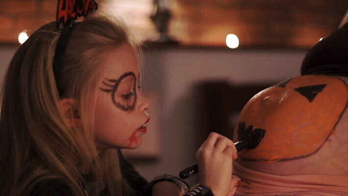 전통 라이프스타일 계절 여자 어린이 음식 2 신체 오렌지 가족 호박 주택 실내 미소 사람 두명 노란색 파티 페인트 임산부 임신 할로윈 가을 등불 아기 대접 예측 무서움 심볼 10월 돌봄 잭오랜턴 호러 복부 MOV 해외동영상 클립영상 감정 컬러 컨셉 채소 과일 관계 모션 조명 표정 이벤트 내부 건물 생활 신체부위 날짜 공포 동영상 파일형식