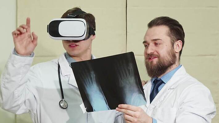 직업 남자 과학 미래 기술 엑스레이 병원 가면 세명 컴퓨터 약 3D 디지털 헤드폰 의사 기술자 허파 어플리케이션 무선전화기 스마트 동료 예방 비전 암 네비게이션 혁명 인터페이스 종양 가상현실 인터랙티브 4K MOV 해외동영상 클립영상 음향기기 컨셉 의학 관계 사람 전자제품 의료진 호흡기관 질병 전화기 디지털합성 동영상 파일형식