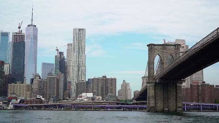 여행 비즈니스 건축양식 하늘 새로움 항해 파노라마 풍경 사람없음 건물 물 금융 파란색 강 도시풍경 사무실 탑 항구 고층빌딩 미국 도시 도심 뉴욕 지역 방문 대도시 스카이라인 맨해튼 랜드마크 허드슨강 브루클린 4K MOV 해외동영상 클립영상 자연요소 건축물 건축 컬러 컨셉 북아메리카 배_교통 교통시설 촬영기법 빌딩 경제 동영상 파일형식