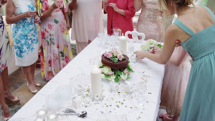 백인 드레스 음료 탁자 영국 함께함 실내 대화 서기 여러명 장식 축하 우아함 패닝샷 성인여자만 4K 틸트업 MOV 해외동영상 클립영상 서양인 옷 유럽 가구 다수 컨셉 모션 촬영기법 말하기 사람 내부 동영상 여자만 성인만 파일형식