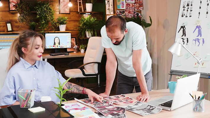 백인 라이프스타일 여자 남자 회사 비즈니스 사업가 아이디어 직장 실내 말하기 대화 선물 사람 성인 컴퓨터 사무실 업무 비즈니스맨 비즈니스우먼 계획 대표 토론 경영자 쇼 마케팅 프로젝트 브레인스토밍 4K MOV 해외동영상 클립영상 서양인 직업 컨셉 모션 내부 생활 전자제품 작업 직장인 리더 동영상 파일형식