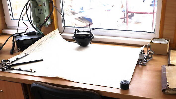 바다 지도 통신 항해 안테나 사람없음 기계 방 장비 화물 판넬 바퀴 보트 센터 수술 기술자 크루즈 무선전화기 라디오 역동적 함선 전자 엔진 네비게이션 주인 조절 계기판 서류판 운영자 장교 제어 항해사 MOV 해외동영상 클립영상 직업 컨셉 배_교통 의학 치료 전자제품 사무용품 운송업 전화기 동영상 파일형식