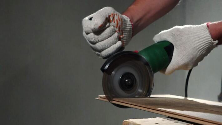 백인 직업 산업 노동자 바닥 아파트 주택 건물 목재 기계 공구 업무 작업 판넬 원형 칼날 수리 널 위험 자르기 목수 고정 DIY 건축업자 계약자 공예가 설치 업그레이드 작업대 재주꾼 톱질 합판 파케트 MOV 해외동영상 클립영상 도형 서양인 나무 건축물 건축 컨셉 재료 모션 취미 도구 계약 동영상 파일형식