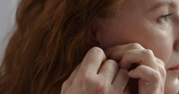 1 손 응시 여자 얼굴 실내 건강 한명 사람 성인 뷰티 머리 유행 귀걸이 화장품 거울 화려 우아함 입술 돌봄 4K MP4 해외동영상 클립영상 시선 컨셉 장신구 모션 내부 신체부위 동영상 파일형식