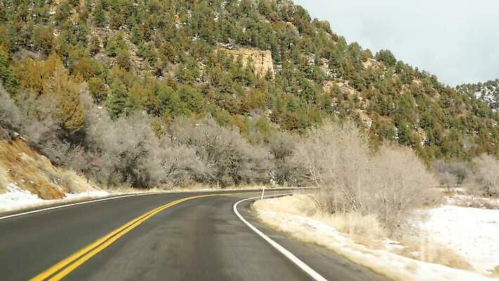 여행 겨울 자동차 자연 유리 산 항해 사람없음 노란색 계곡 미국 운전 자유 고속도로 황무지 분위기 땅 환경보전 산등성이 지역 애리조나 루트 방법 시온산 자동 직진 수평선 4K MP4 해외동영상 클립영상 계절 도로 육상교통 컬러 컨셉 북아메리카 배_교통 모션 재질 사회이슈 생태계 동영상 파일형식