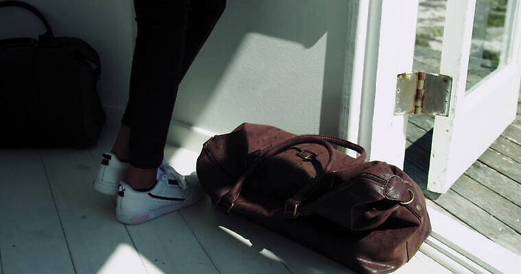 응시 여자 바다 아프리카 휴식 실내 한명 서기 물 짐 남아프리카 케이프타운 성인여자만 성인여자한명만 수평선 4K 틸트업 MOV 해외동영상 클립영상 자연요소 1 시선 나라 컨셉 모션 촬영기법 사람 내부 동영상 남아프리카공화국 여자만 여자한명만 성인만 파일형식