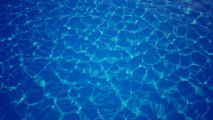 물결 파도 백그라운드 패턴 자연 표면 추상 사람없음 물 여름 파란색 빛 햇빛 반사 수영 침묵 젖음 투명 액체 시원함 당구 질감 4K MP4 해외동영상 클립영상 자연요소 계절 바다 컬러 무늬 태양 구기 소리 수상스포츠 생태계 동영상 파일형식