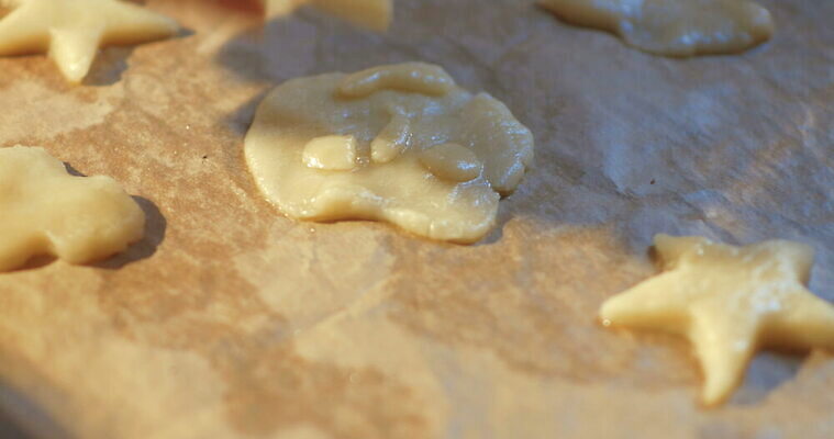 모양 손 여자 별 얼굴 요리 미소 사람없음 쿠키 과자 달콤 자르기 날것 반죽 양피지 제빵사 페스츄리 핸드메이드 놓기 4K MOV 해외동영상 클립영상 자연요소 직업 빵 모션 디저트 표정 사람 신체부위 맛 동영상 파일형식