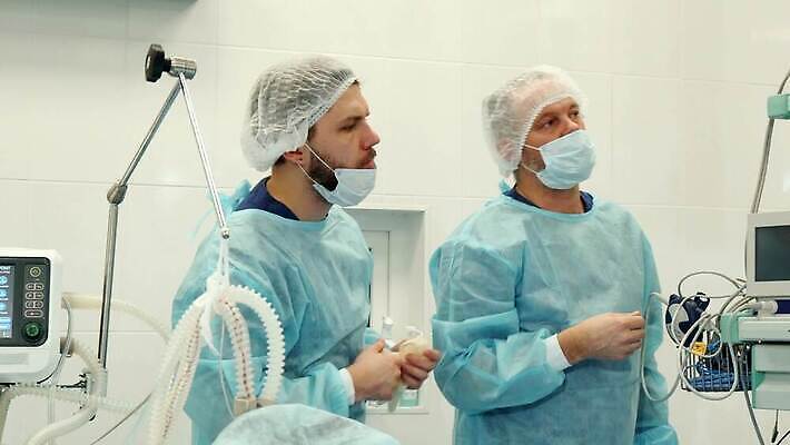 백인 직업 손 옷 장갑 유니폼 수염 건강 병원 가면 사람 두명 빛 약 스크린 모니터 장비 환자 의사 하트 램프 긴급 수술 맥박 질병 동료 감시 외과 순서 돌봄 자취 제어 치유 4K MOV 해외동영상 클립영상 모양 서양인 잡화 의학 관계 모션 조명 신체부위 치료 컴퓨터 의료진 동영상 파일형식