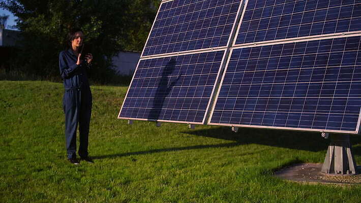 백인 과학 밭 자연 노동자 세포 한명 여름 태블릿 햇빛 태양 알약 자료 힘 발전기 에너지 정보 광선 타이핑 판넬 계산 연구원 담요 배열 과학자 하이테크 태양에너지 시스템 패드 방법 베터리 생태학 설치 용량 4K MOV 해외동영상 클립영상 자연요소 서양인 직업 1 계절 교육 농업 기술 사람 전자제품 스마트기기 약 발전소 그린에너지 생태계 동영상 학자 파일형식
