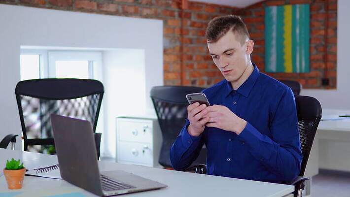 백인 직업 남자 셔츠 인터넷 비즈니스 사업가 통신 모바일 세포 직장 실내 한명 사람 앉기 성인 30대 파란색 스마트폰 컴퓨터 사무실 타이핑 업무 작업 비즈니스맨 괴짜 종업원 스마트 집중 온라인 다락방 채팅 중소기업 4K MOV 해외동영상 클립영상 서양인 1 컬러 컨셉 상의 회사 모션 내부 장년 전자제품 핸드폰 스마트기기 직장인 동영상 파일형식