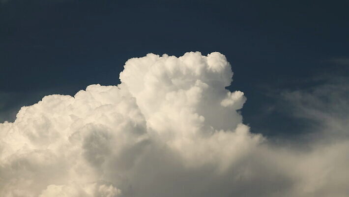 구름 컬러 백그라운드 자연 하늘 날씨 풍경 사람없음 야외 가로 여름 파란색 빛 햇빛 태양 우주 환경 흰색 전원 분위기 장면 천국 솜털 스카이라인 내추럴 오존 적란운 천창 유일 4K 타임랩스 MOV 해외동영상 클립영상 자연요소 계절 컨셉 촬영기법 전기에너지 생태계 동영상 파일형식 구름_자연