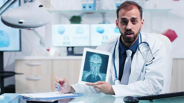 백인 직업 남자 통신 청진기 엑스레이 건강 병원 실험 대화 성인 치료 컴퓨터 태블릿 알약 약 디지털 진료 환자 의사 실험실 토론 컨설턴트 상담 약속 보험 돌봄 조언 4K MOV 해외동영상 클립영상 서양인 의학 의료기기 모션 말하기 사람 전자제품 스마트기기 의료진 전문직 동영상 파일형식