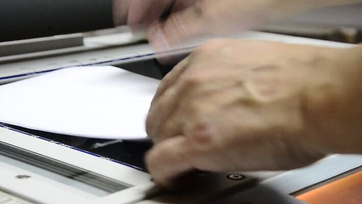 직업 손 종이 셔츠 신체 비즈니스 부분 노동자 빛 컬러풀 사무실 스크린 기계 장비 흰색 램프 업무 판넬 플랫 인쇄 문서 하이테크 비서 팔 팩스 스캐너 공급 반복 MOV 해외동영상 클립영상 컬러 상의 조명 기술 신체부위 사무용품 작업 동영상 파일형식