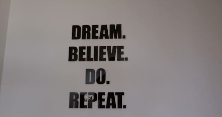 백인 커플 행복 벽 2 거실 가방 텍스트 가족 모션 포옹 새로움 아파트 주택 함께함 실내 성인 사람없음 내부 믿음 블록 꿈 방 흰색 쌍 메시지 플랫 객실 반복 자막 4K MOV 해외동영상 클립영상 서양인 잡화 감정 컬러 컨셉 관계 안기 사람 건물 동영상 파일형식