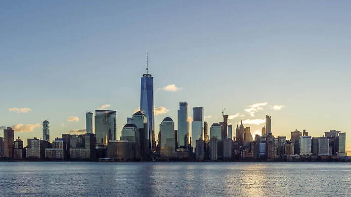 여행 건축양식 아침 사람없음 건물 강 도시풍경 햇빛 태양 일출 맑음 고층빌딩 미국 도시 도심 뉴욕 스카이라인 맨해튼 랜드마크 허드슨강 4K 타임랩스 MOV 해외동영상 클립영상 주간 자연요소 건축물 건축 북아메리카 날씨 촬영기법 풍경 빌딩 노을 동영상 파일형식