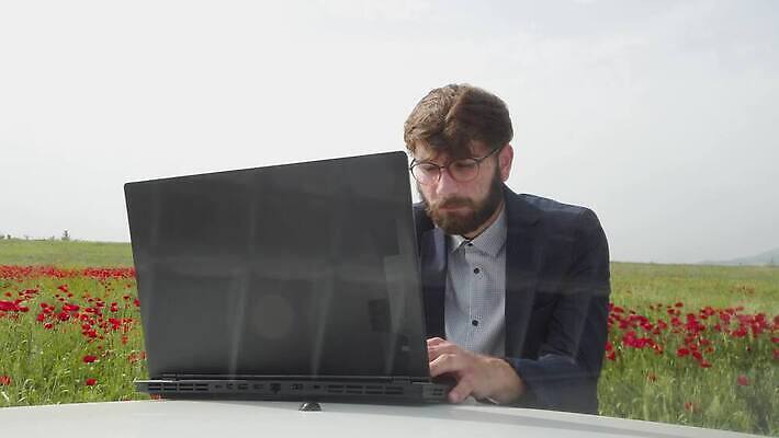 공원 곤충 컨셉 밭 비즈니스 자동차 자연 하늘 성공 미래 한명 서기 정장 초원 야외 빨간색 초록색 노트북 컴퓨터 튤립 자유 분노 업무 비즈니스맨 불안 싱글 흥분 문제 소셜 심각 혼자 가상 4K MP4 해외동영상 클립영상 동물 1 옷 공공시설 남자 꽃 감정 육상교통 컬러 농업 모션 사람 전자제품 작업 직장인 생태계 동영상 파일형식