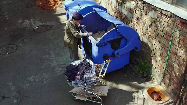 응시 남자 음식 가방 거리 따뜻함 한명 야외 코트 쓰레기통 도시 좌절 쓰레기 가난 만취 먹기 버리기 배고픔 문제 중독 거지 구걸 노숙자 우울증 혼자 자선단체 4K MP4 해외동영상 클립영상 1 시선 잡화 감정 컨셉 모션 사람 외투 그룹 질병 동영상 술취함 자선 파일형식