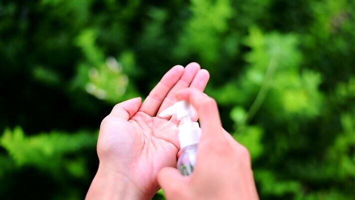 라이프스타일 손 여자 손가락 건강 사람 화장품 욕실 흰색 투명 액체 바이러스 보호 위생 빨래 플라스틱 세제 크림 오브젝트 비누 언론 로션 청소부 박테리아 펌프 돌봄 소독 위생관리 코로나바이러스 신청 MOV 해외동영상 클립영상 직업 컬러 컨셉 가사 의학 모션 재질 관리 생활 신체부위 위생용품 뷰티 동영상 파일형식