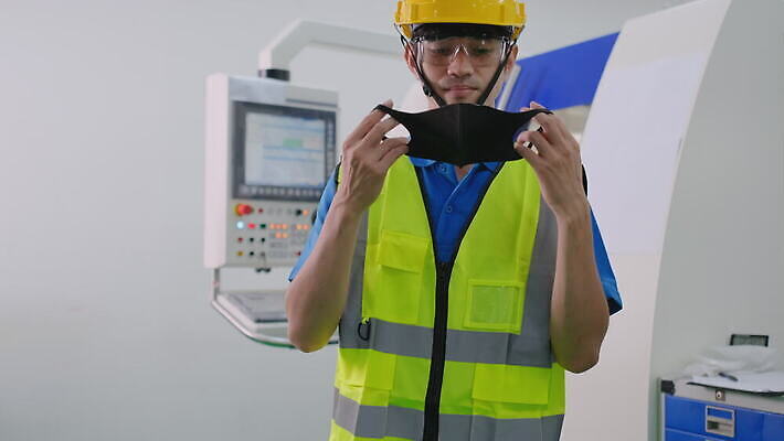 직업 라이프스타일 산업 얼굴 비즈니스 공장 노동자 실내 건강 가면 마스크 한명 안전 사람 동양인 상점 기계 화물 업무 엔지니어 바이러스 보호 위생 헬멧 창고 경영자 예방 공학 물류 유지 돌봄 제어 착용 코로나바이러스 뉴노멀 4K MOV 해외동영상 클립영상 1 교육 컨셉 공업 모션 인종 내부 생활 신체부위 경제 운송업 작업 기술자 보호장비 리더 동영상 파일형식