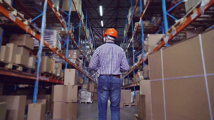 백인 직업 남자 산업 셔츠 비즈니스 노동자 선반 수염 한명 30대 상자 화물 청바지 기록 작업 센터 계산 상품 주식 헬멧 종업원 창고 확인 경영자 문서 감독관 소매 전자상거래 목록 분배 신발장 4K MOV 해외동영상 클립영상 서양인 1 가구 상의 바지 사람 장년 금융 운송업 보호장비 리더 동영상 파일형식