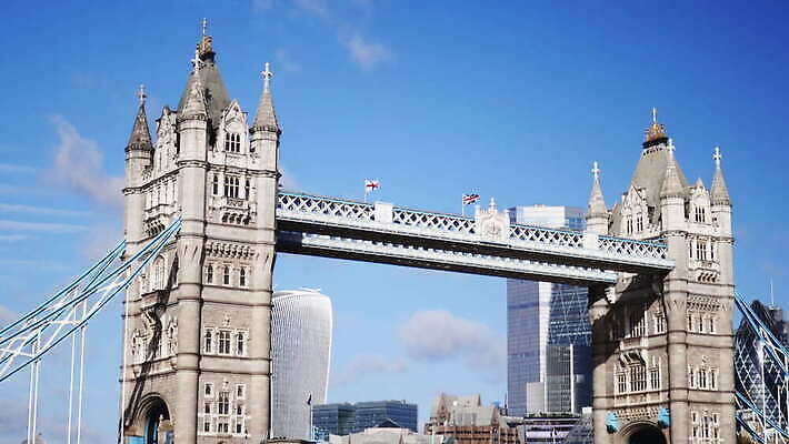 주간 구름 유럽 상징 여행 하늘 아침 영국 잉글랜드 파노라마 풍경 사람없음 물 파란색 빛 강 도시풍경 햇빛 맑음 도시 역사 심볼 런던 스카이라인 동영상 천연기념물 랜드마크 수도권 템스강 4K MOV 해외동영상 클립영상 자연요소 나라 컬러 날씨 촬영기법 태양 지역 파일형식