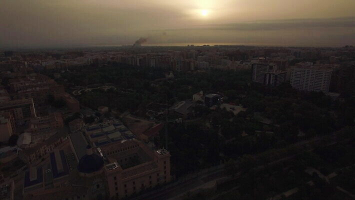 공원 유럽 건축양식 지붕 거리 주택 안테나 파노라마 사람없음 건물 초록색 도시풍경 일몰 도시 스페인 저녁 스카이라인 항공촬영 드론 발렌시아 4K MOV 해외동영상 클립영상 건축물 공공시설 건축 나라 뷰포인트 컬러 통신 촬영기법 풍경 노을 야간 동영상 파일형식
