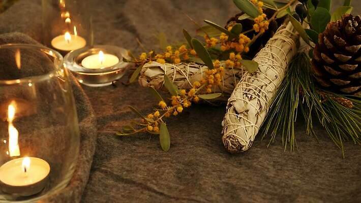 전통 요가 휴식 사람없음 미국 마법사 흰색 샌들 신비 인도인 청소 향신료 보따리 향기 향 아로마테라피 연소 세이지 예언자 자연요법 정물화 핸드메이드 4K MP4 해외동영상 클립영상 외국인 웰빙 컬러 신발 컨셉 북아메리카 동양인 그림 냄새 테라피 동영상 향미료 파일형식