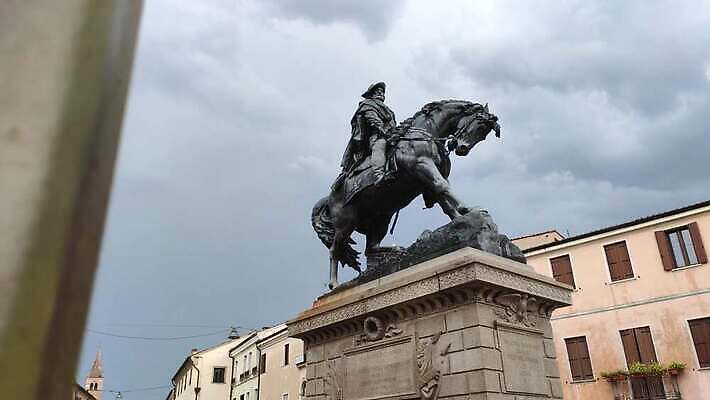 외관 문화 조각 여행 가로등 건축양식 하늘 거리 주택 미술 사람없음 건물 파란색 조각상 이탈리아 궁전 도시 황무지 센터 역사 저녁 강의 정사각형 광장 청동 기념물 동쪽 시청 천연기념물 옛날 가리발디 4K MP4 해외동영상 클립영상 도형 건축물 공공시설 건축 유럽 컬러 고건축 문화예술 조형물 야간 방향 위인 관공서 동영상 정치가 파일형식