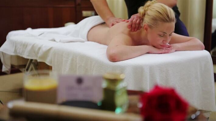 라이프스타일 웰빙 응시 여자 꽃 행복 얼굴 신체 휴가 휴식 건강 한명 사람 성인 수건 뷰티 상점 스파 침묵 흰색 마사지 고급 소중 피부 어깨 피부관리 아로마테라피 테라피 거짓말 돌봄 치료사 MP4 해외동영상 클립영상 식물 직업 1 시선 감정 컬러 컨셉 모션 생활 신체부위 위생용품 소리 동영상 파일형식