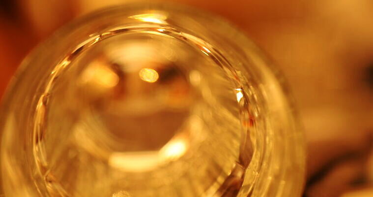 디자인 백그라운드 패턴 유리 추상 조명 미술 사람없음 장식 물 빛 뷰티 반사 노란색 디지털 젖음 추위 닫기 소프트포커스 브레이크 크리스탈 빗방울 질감 다이아몬드 유리그릇 블러 블러효과 새기다 인공 비어있는 4K MOV 해외동영상 클립영상 자연요소 그릇 컬러 무늬 모션 재질 문화예술 촬영기법 비_날씨 광석 보석 동영상 파일형식 효과