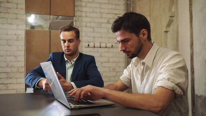 백인 남자 행복 컨셉 인터넷 비즈니스 사업가 통신 모바일 세포 실내 한명 미소 사람 정장 친구 스마트폰 핸드폰 컴퓨터 사무실 알약 우정 재킷 그룹 어플리케이션 연결 동료 다인종 히스패닉 온라인 다민족 소셜 네트워킹 4K MOV 해외동영상 클립영상 서양인 직업 1 옷 감정 관계 표정 인종 내부 전자제품 스마트기기 약 외투 네트워크 동영상 파일형식