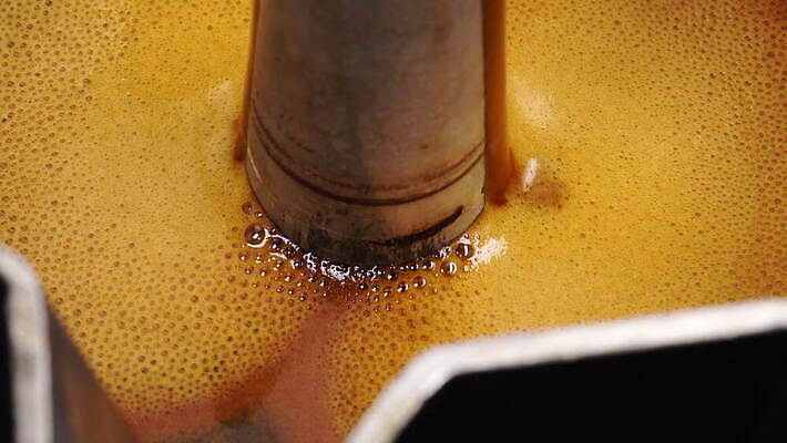 전통 문화 커피 음료 아침 사람없음 가로 갈색 금속 주방 이탈리아 카페 장비 신선 뜨거움 액체 클래식 아침식사 냄비 더위 오브젝트 준비 이탈리아문화 복고 만들기 아로마 에스프레소 따뜻한음료 모카 블랙커피 양조 철강 카페인 4K MOV 해외동영상 클립영상 주간 유럽 컬러 컨셉 모션 재질 날씨 상점 식사 솥 동영상 유럽문화 파일형식