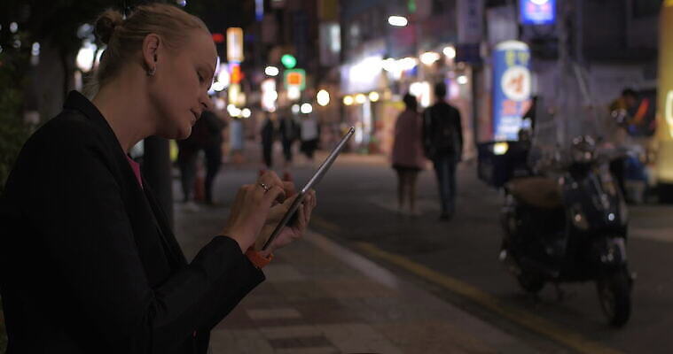 백인 라이프스타일 배너 아시아 도로 거리 서울 사람 성인 컴퓨터 태블릿 터치패드 알약 디지털 도시 야간 무선전화기 빛망울 패드 터치스크린 4K MOV 해외동영상 클립영상 자연요소 서양인 나라 길 교통시설 한국 생활 전자제품 빛 스마트기기 약 전화기 동영상 파일형식