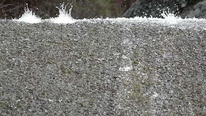 산업 공장 자연 안테나 사람없음 물 강 환경 흐름 흰색 개울 고리 오염 댐 폭풍 튜브 빗물 낭비 배수구 해고 옛날 폐수 하수 4K HD MP4 해외동영상 클립영상 자연요소 공공시설 컬러 컨셉 비즈니스 통신 공업 날씨 비_날씨 환경오염 생태계 동영상 파일형식